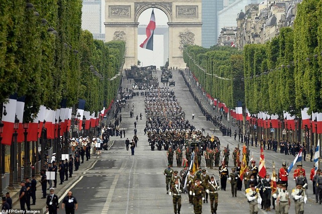 Độc đáo màn trình diễn “lính bay” trong diễu binh quốc khánh Pháp - Ảnh minh hoạ 14