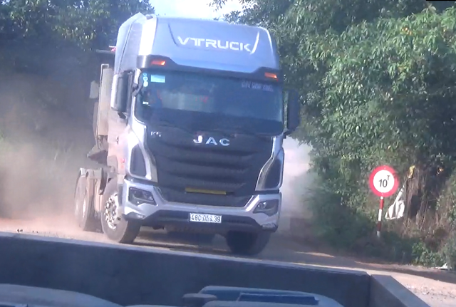 Đắk Nông: Xe trọng tải lớn “hành” đường nhà nước, lực lượng chức năng phớt lờ? - 5 Đắk Nông: Xe trọng tải lớn “hành” đường nhà nước, lực lượng chức năng phớt lờ? - 5
