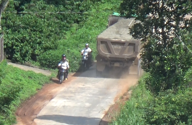 Đắk Nông: Xe trọng tải lớn “hành” đường nhà nước, lực lượng chức năng phớt lờ? - 3 Đắk Nông: Xe trọng tải lớn “hành” đường nhà nước, lực lượng chức năng phớt lờ? - 3