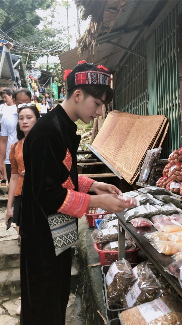 “Hot boy dân tộc” tại Sa Pa khiến dân mạng xao xuyến - 5 “Hot boy dân tộc” tại Sa Pa khiến dân mạng xao xuyến - 5