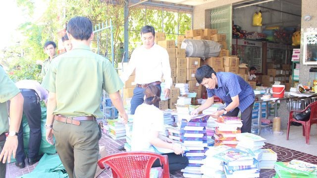 Bắt giữ hàng nghìn quyển sách giáo khoa bị dán tem giả - 3 Bắt giữ hàng nghìn quyển sách giáo khoa bị dán tem giả - 3