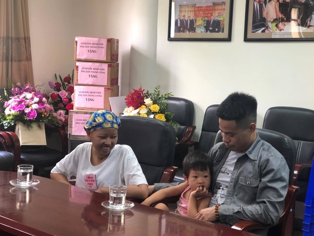 Bé Bình An và mẹ ung thư giai đoạn cuối được ra viện - 2 Bé Bình An và mẹ ung thư giai đoạn cuối được ra viện - 2