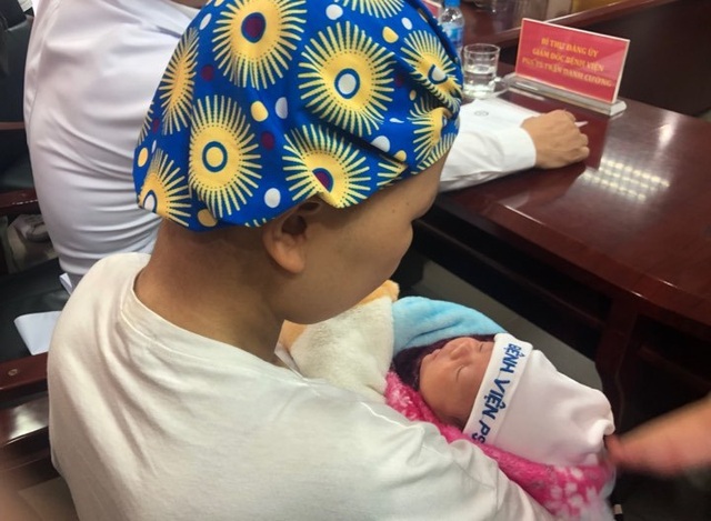 Bé Bình An và mẹ ung thư giai đoạn cuối được ra viện - 4 Bé Bình An và mẹ ung thư giai đoạn cuối được ra viện - 4