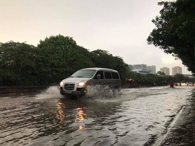 Hà Nội: Mưa lớn kéo dài 30 phút, nhiều tuyến phố ngập sâu - 13