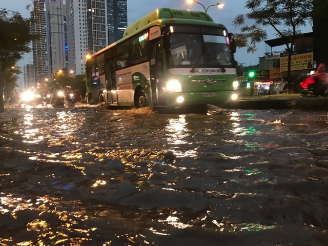 Hà Nội: Mưa lớn kéo dài 30 phút, nhiều tuyến phố ngập sâu - 3