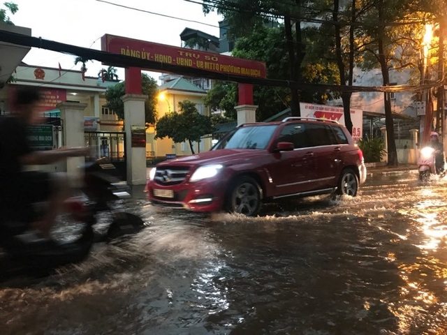 Hà Nội: Mưa lớn kéo dài 30 phút, nhiều tuyến phố ngập sâu - 10