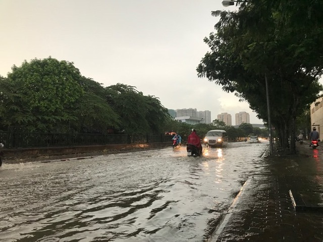 Hà Nội: Mưa lớn kéo dài 30 phút, nhiều tuyến phố ngập sâu - 14