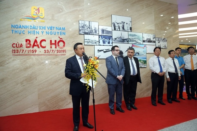 Khai mạc Triển lãm ảnh “60 năm ngành Dầu khí Việt Nam thực hiện ý nguyện của Bác Hồ” - 3 Khai mạc Triển lãm ảnh “60 năm ngành Dầu khí Việt Nam thực hiện ý nguyện của Bác Hồ” - 3