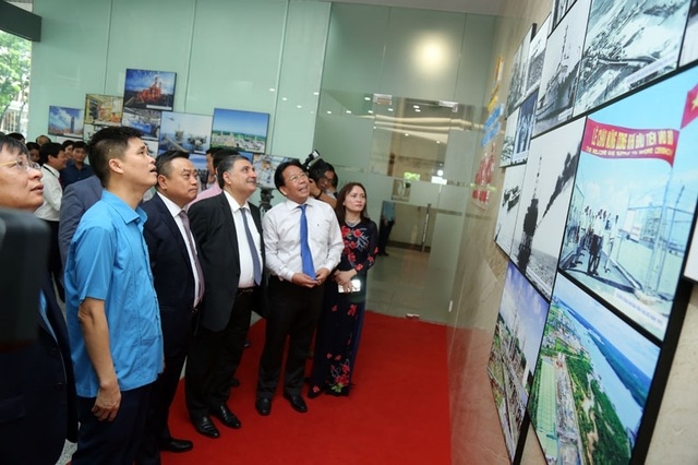 Khai mạc Triển lãm ảnh “60 năm ngành Dầu khí Việt Nam thực hiện ý nguyện của Bác Hồ” - 4 Khai mạc Triển lãm ảnh “60 năm ngành Dầu khí Việt Nam thực hiện ý nguyện của Bác Hồ” - 4