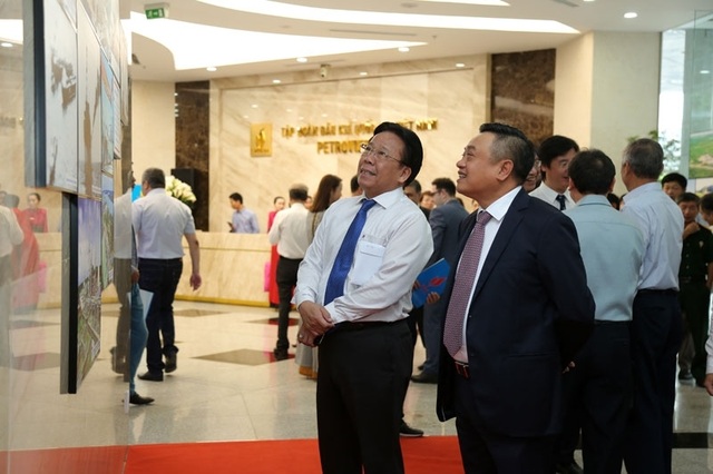 Khai mạc Triển lãm ảnh “60 năm ngành Dầu khí Việt Nam thực hiện ý nguyện của Bác Hồ” - 5 Khai mạc Triển lãm ảnh “60 năm ngành Dầu khí Việt Nam thực hiện ý nguyện của Bác Hồ” - 5