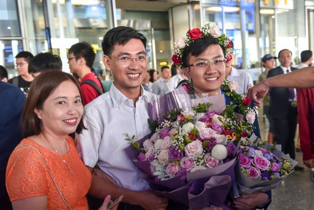 Ngập tràn cờ, hoa đón học sinh dự Olympic Vật lý quốc tế thắng lợi trở về - 4 Ngập tràn cờ, hoa đón học sinh dự Olympic Vật lý quốc tế thắng lợi trở về - 4