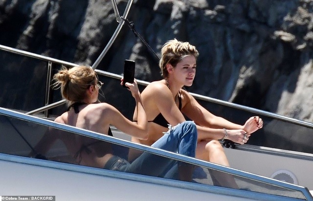 Kristen Stewart và bạn gái Stella Maxwell đi nghỉ hè tại Ý - 3 Kristen Stewart và bạn gái Stella Maxwell đi nghỉ hè tại Ý - 3