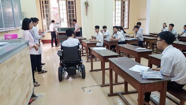 Thí sinh khuyết tật đi thi trên xe lăn đạt điểm tuyệt đối môn tiếng Anh - 2 Thí sinh khuyết tật đi thi trên xe lăn đạt điểm tuyệt đối môn tiếng Anh - 2