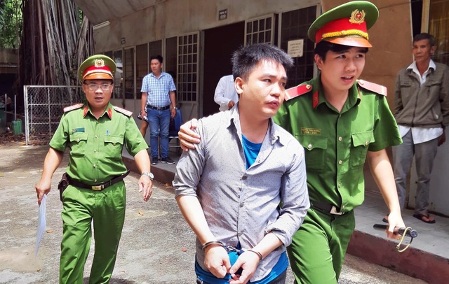 Nam thanh niên lấy trộm xe ô tô hàng xóm rồi chạy lòng vòng - 1 Nam thanh niên lấy trộm xe ô tô hàng xóm rồi chạy lòng vòng - 1