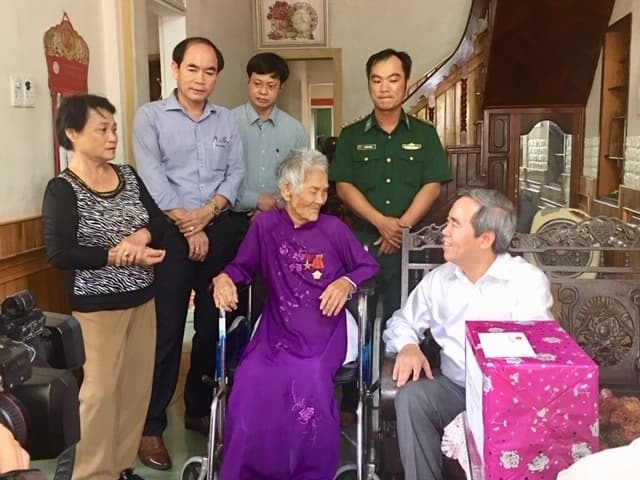 Trưởng Ban Kinh tế Trung ương tri ân liệt sĩ, thăm gia đình chính sách tại Quảng Trị - 2 Trưởng Ban Kinh tế Trung ương tri ân liệt sĩ, thăm gia đình chính sách tại Quảng Trị - 2