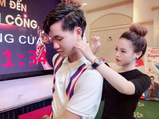 Nhân vật trong bức ảnh chồng xấu vợ đẹp: “Khi vợ bạn mặc đẹp, thì bạn mặc gì cũng sang” - 5 Nhân vật trong bức ảnh chồng xấu vợ đẹp: “Khi vợ bạn mặc đẹp, thì bạn mặc gì cũng sang” - 5