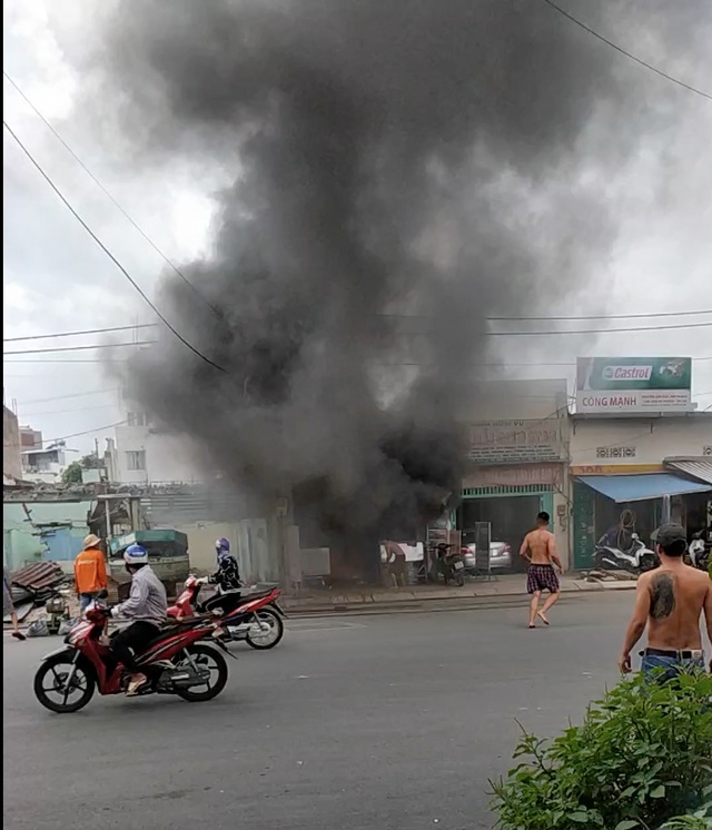 Cháy nổ lớn ở quán cơm, cảnh sát đập tường cứu người - 1 Cháy nổ lớn ở quán cơm, cảnh sát đập tường cứu người - 1