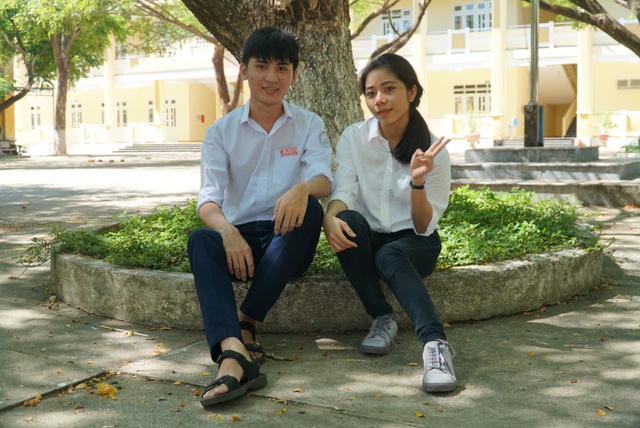 Đôi bạn cùng lớp trường huyện chiếm lĩnh 2 vị trí thủ khoa - 1 Đôi bạn cùng lớp trường huyện chiếm lĩnh 2 vị trí thủ khoa - 1