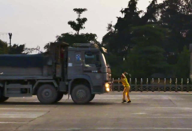 Lái xe tải chống đối, hất văng gậy chỉ huy của CSGT trên cao tốc - 1 Lái xe tải chống đối, hất văng gậy chỉ huy của CSGT trên cao tốc - 1
