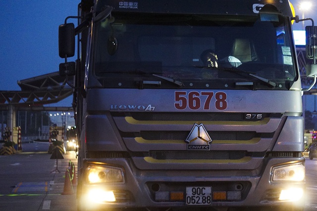 Lái xe tải chống đối, hất văng gậy chỉ huy của CSGT trên cao tốc - 4 Lái xe tải chống đối, hất văng gậy chỉ huy của CSGT trên cao tốc - 4