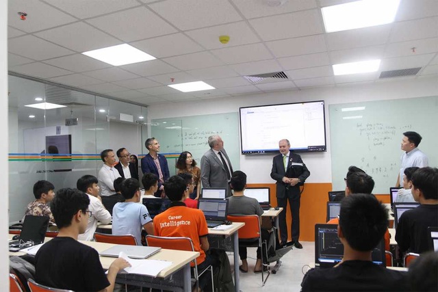 Toàn cảnh tư vấn: “Đại học hay Cao đẳng Quốc tế - Hiểu đúng, quyết định đúng” - 4 Toàn cảnh tư vấn: “Đại học hay Cao đẳng Quốc tế - Hiểu đúng, quyết định đúng” - 4