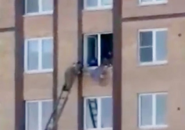 Sảy chân, người phụ nữ bị treo ngược ngoài cửa sổ tầng 4 suốt 15 phút