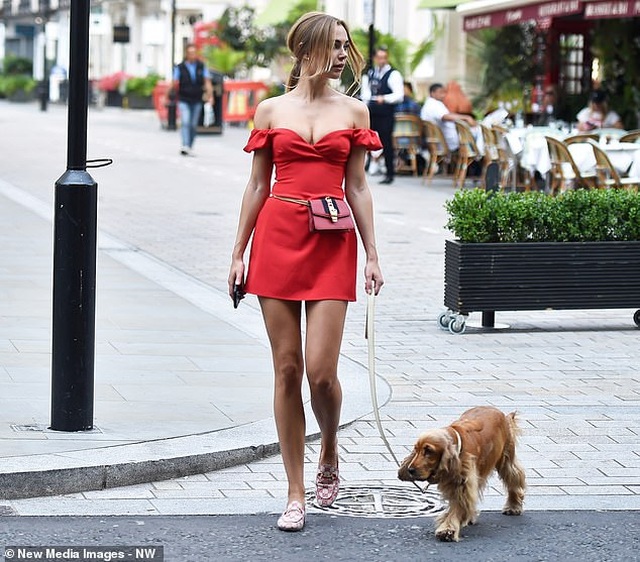 Kimberley Garner mặc gợi cảm đưa cún cưng ra phố - 2 Kimberley Garner mặc gợi cảm đưa cún cưng ra phố - 2