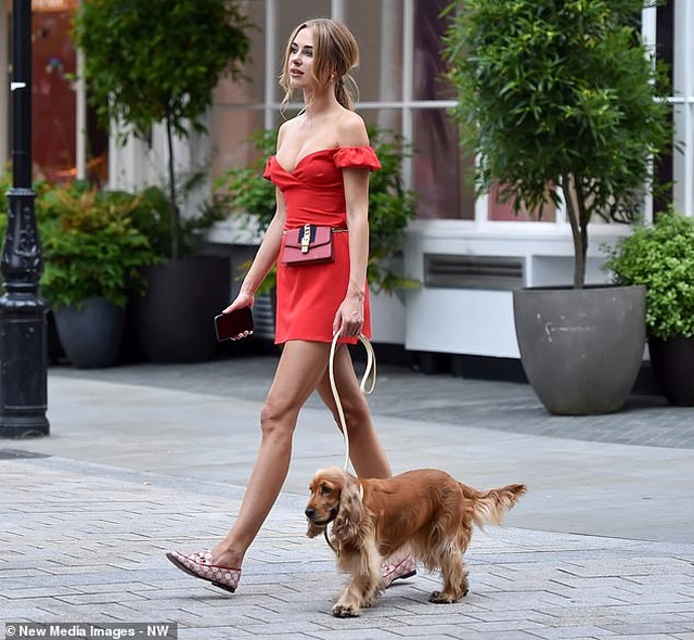 Kimberley Garner mặc gợi cảm đưa cún cưng ra phố - 6 Kimberley Garner mặc gợi cảm đưa cún cưng ra phố - 6