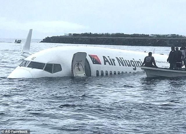 Video máy bay Boeing chở 47 người lao xuống Thái Bình Dương