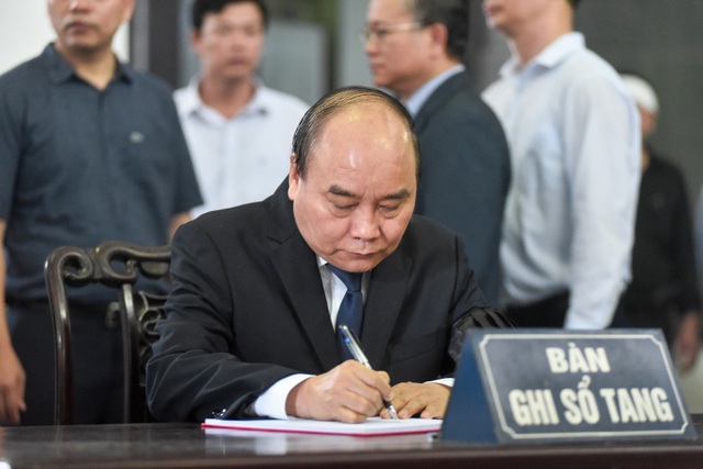Hàng nghìn người tới tiễn đưa GS Hoàng Tụy về nơi an nghỉ cuối cùng - 4 Hàng nghìn người tới tiễn đưa GS Hoàng Tụy về nơi an nghỉ cuối cùng - 4