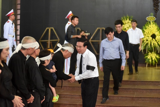 Hàng nghìn người tới tiễn đưa GS Hoàng Tụy về nơi an nghỉ cuối cùng - 5 Hàng nghìn người tới tiễn đưa GS Hoàng Tụy về nơi an nghỉ cuối cùng - 5