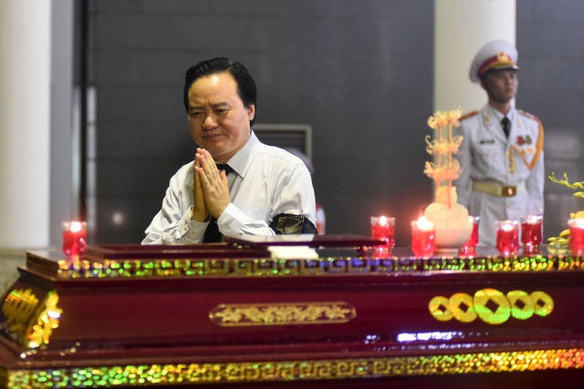 Hàng nghìn người tới tiễn đưa GS Hoàng Tụy về nơi an nghỉ cuối cùng - 8 Hàng nghìn người tới tiễn đưa GS Hoàng Tụy về nơi an nghỉ cuối cùng - 8