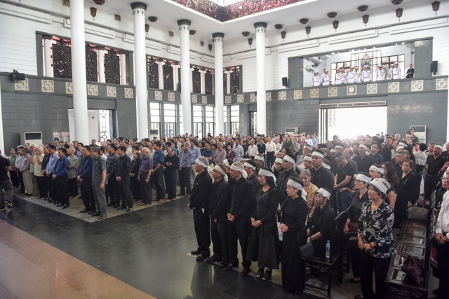Hàng nghìn người tới tiễn đưa GS Hoàng Tụy về nơi an nghỉ cuối cùng - 9 Hàng nghìn người tới tiễn đưa GS Hoàng Tụy về nơi an nghỉ cuối cùng - 9