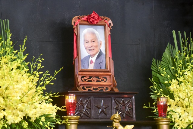 Hàng nghìn người tới tiễn đưa GS Hoàng Tụy về nơi an nghỉ cuối cùng - 1 Hàng nghìn người tới tiễn đưa GS Hoàng Tụy về nơi an nghỉ cuối cùng - 1