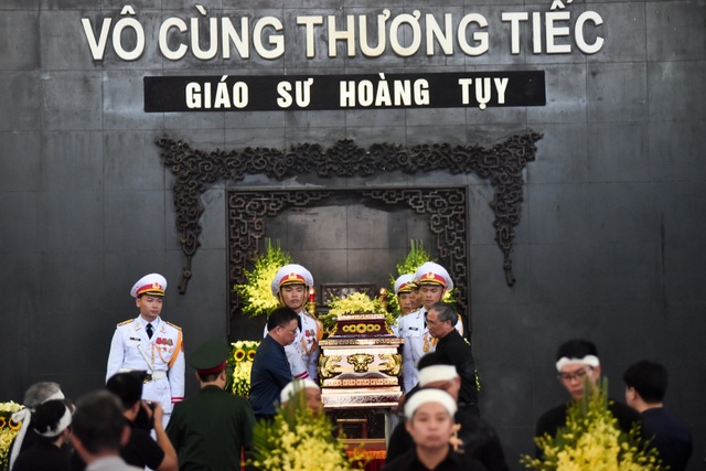 Hàng nghìn người tới tiễn đưa GS Hoàng Tụy về nơi an nghỉ cuối cùng - 11 Hàng nghìn người tới tiễn đưa GS Hoàng Tụy về nơi an nghỉ cuối cùng - 11