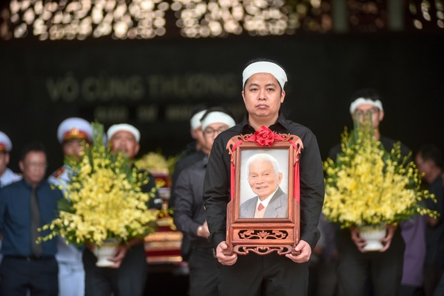 Hàng nghìn người tới tiễn đưa GS Hoàng Tụy về nơi an nghỉ cuối cùng - 12 Hàng nghìn người tới tiễn đưa GS Hoàng Tụy về nơi an nghỉ cuối cùng - 12