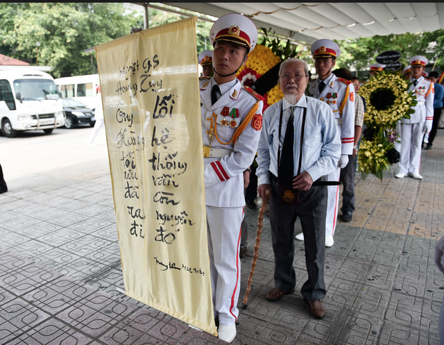 Hàng nghìn người tới tiễn đưa GS Hoàng Tụy về nơi an nghỉ cuối cùng - 11 Hàng nghìn người tới tiễn đưa GS Hoàng Tụy về nơi an nghỉ cuối cùng - 11