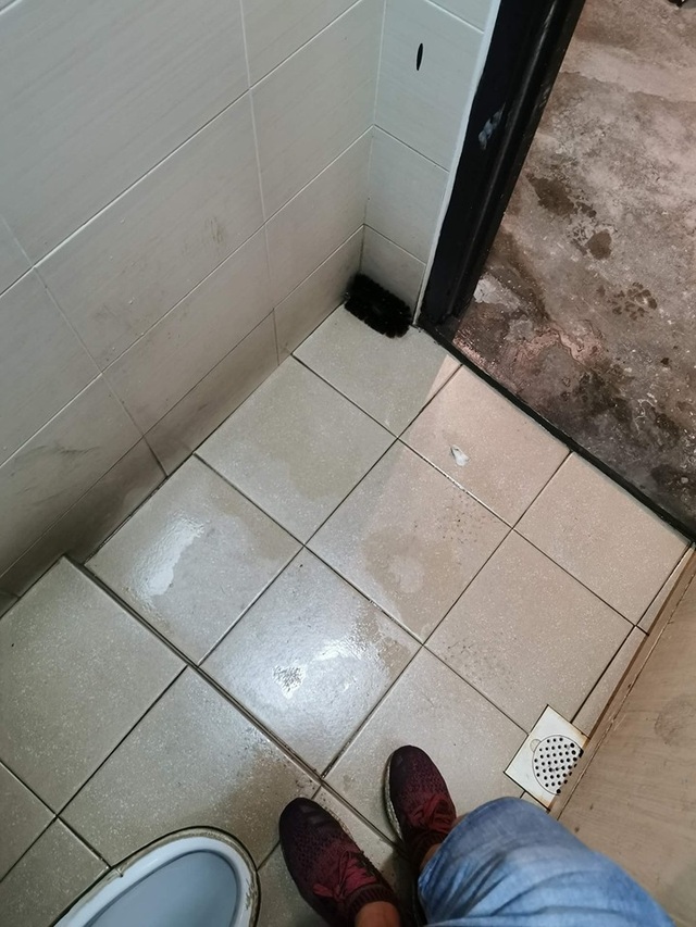 Sốc khi phát hiện camera quay lén giấu kín trong bàn chải cọ toilet - 2 Sốc khi phát hiện camera quay lén giấu kín trong bàn chải cọ toilet - 2
