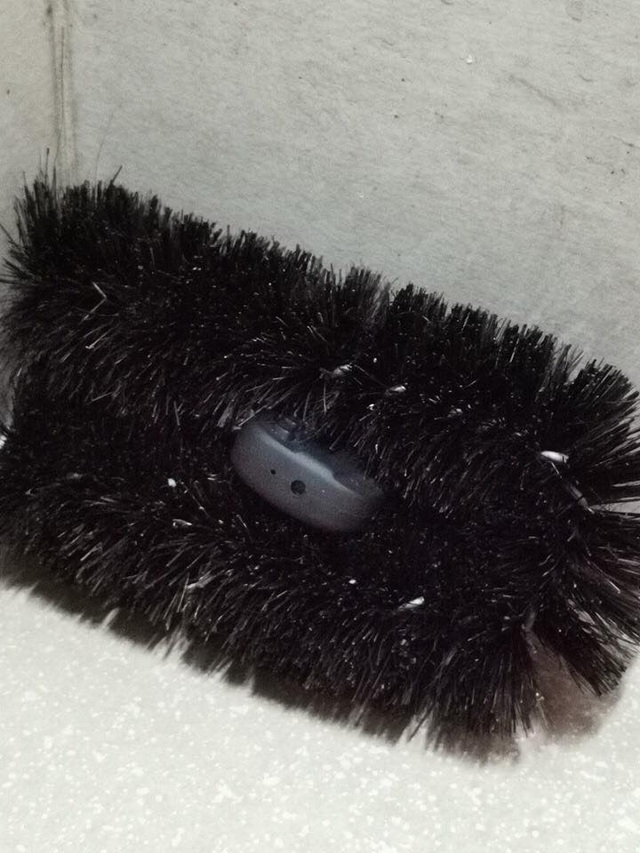 Sốc khi phát hiện camera quay lén giấu kín trong bàn chải cọ toilet - 3 Sốc khi phát hiện camera quay lén giấu kín trong bàn chải cọ toilet - 3