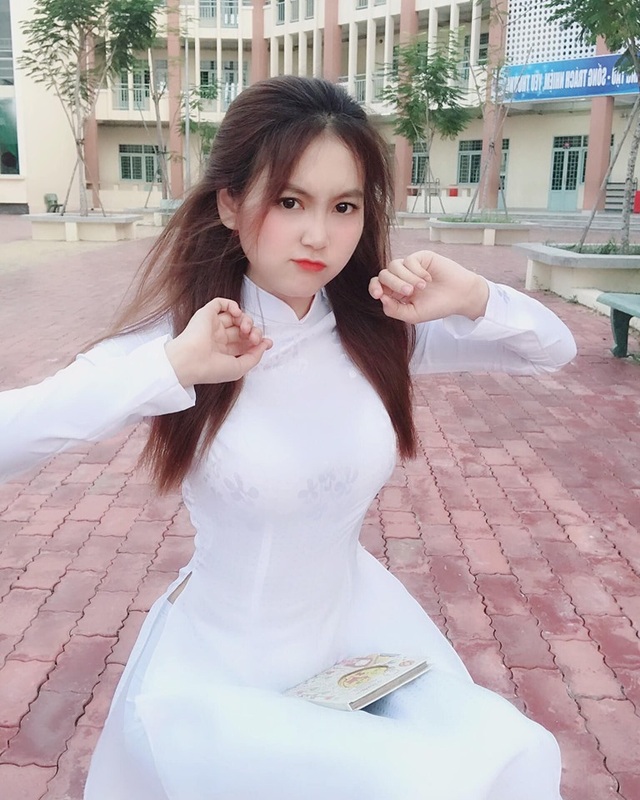 Cô giáo vòng eo 58 cm lộ ảnh hồi bé đáng yêu - 4 Cô giáo vòng eo 58 cm lộ ảnh hồi bé đáng yêu - 4