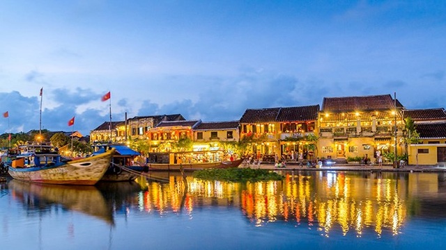 Đêm rằm Hội An: Ấn tượng khó quên với tiếng hát Hà Anh Tuấn bên dòng sông Hoài thơ mộng - 1 Đêm rằm Hội An: Ấn tượng khó quên với tiếng hát Hà Anh Tuấn bên dòng sông Hoài thơ mộng - 1