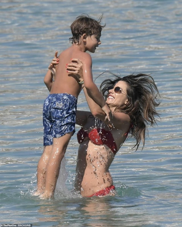 Alessandra Ambrosio vui đùa cùng con trên biển - 4 Alessandra Ambrosio vui đùa cùng con trên biển - 4