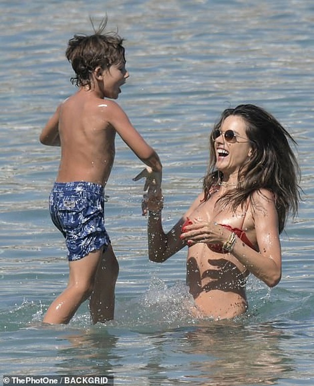 Alessandra Ambrosio vui đùa cùng con trên biển - 1 Alessandra Ambrosio vui đùa cùng con trên biển - 1