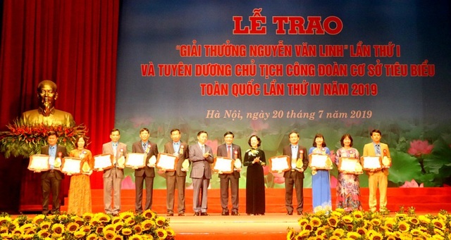 Trao tặng Giải thưởng Nguyễn Văn Linh tới 10 cán bộ công đoàn tiêu biểu 10 cán bộ công đoàn tiêu biểu nhận giải thưởng Nguyễn Văn Linh lần thứ nhất - 1