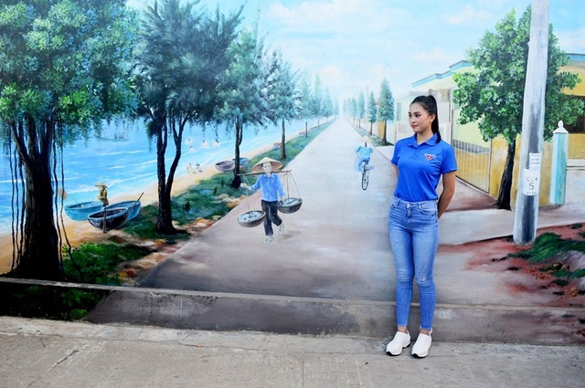Hoa hậu Trần Tiểu Vy cùng đoàn viên thanh niên dọn rác trên bãi biển - 3 Hoa hậu Trần Tiểu Vy cùng đoàn viên thanh niên dọn rác trên bãi biển - 3