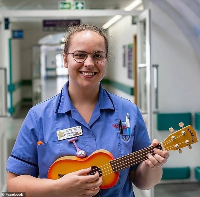 Clip: Nữ y tá hát cổ vũ tinh thần cậu bé chiến đấu với bệnh ung thư