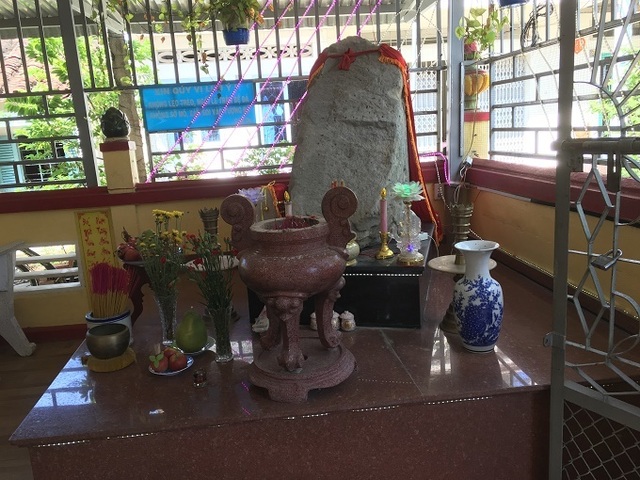 Sự thật về tảng đá nổi được trăm người tranh nhau vái lạy ở Long An - 4 Sự thật về tảng đá nổi được trăm người tranh nhau vái lạy ở Long An - 4