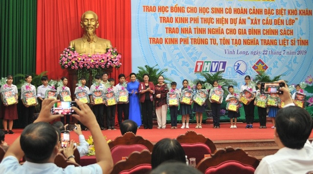 Trao nhà tình nghĩa và học bổng cho học sinh nghèo, người có công ở Vĩnh Long - 1 Trao nhà tình nghĩa và học bổng cho học sinh nghèo, người có công ở Vĩnh Long - 1