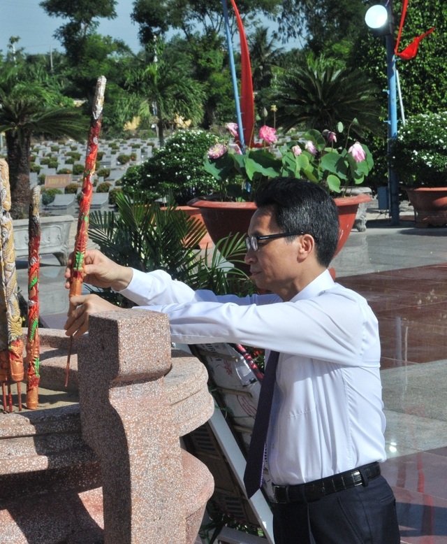 Chủ tịch Quốc hội Nguyễn Thị Kim Ngân viếng Nghĩa trang liệt sĩ Vĩnh Long - Ảnh minh hoạ 7