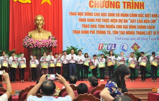 Trao nhà tình nghĩa và học bổng cho học sinh nghèo, người có công ở Vĩnh Long - 2 Trao nhà tình nghĩa và học bổng cho học sinh nghèo, người có công ở Vĩnh Long - 2